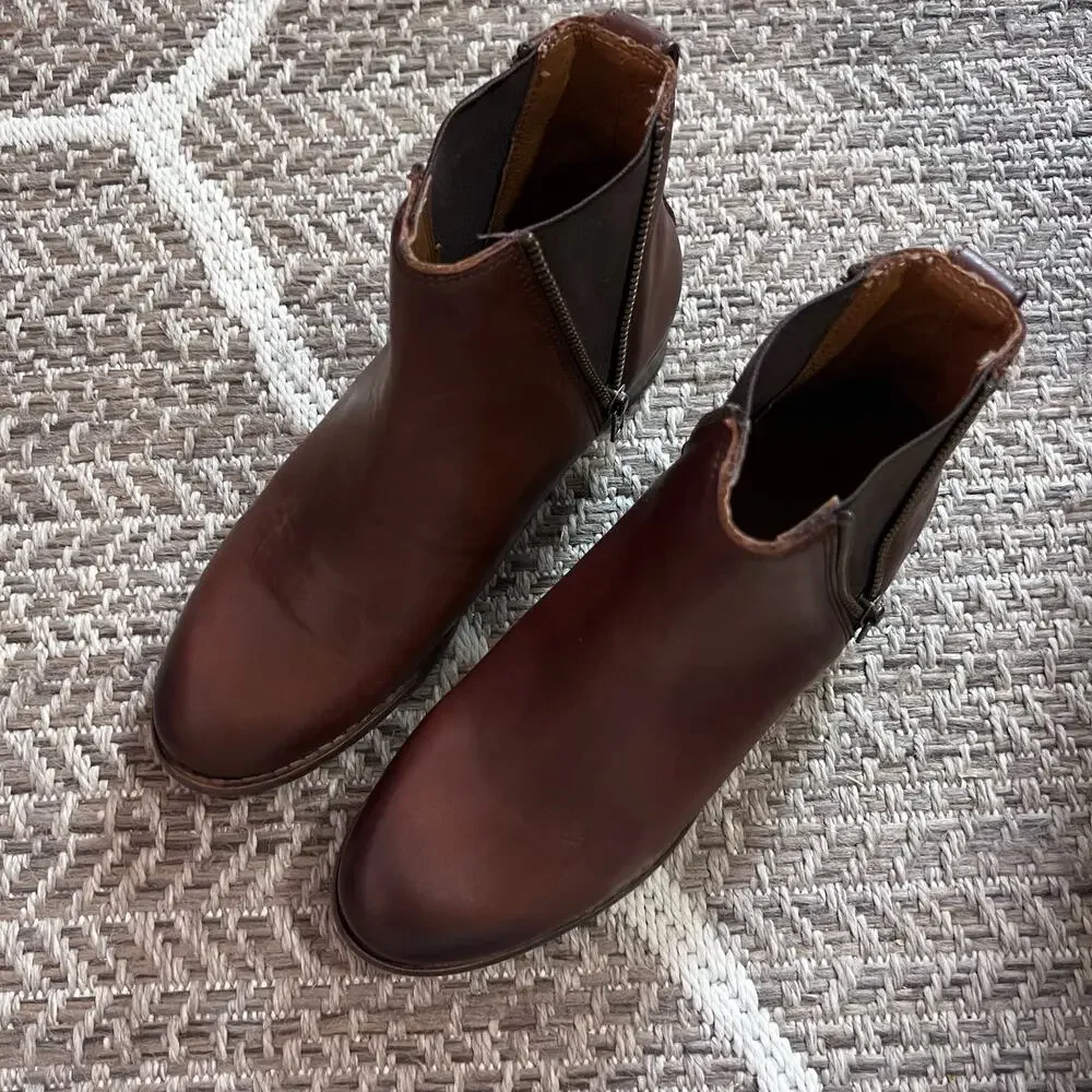 Frye Carly Zippper Chelsea Boot Sz 6.5B